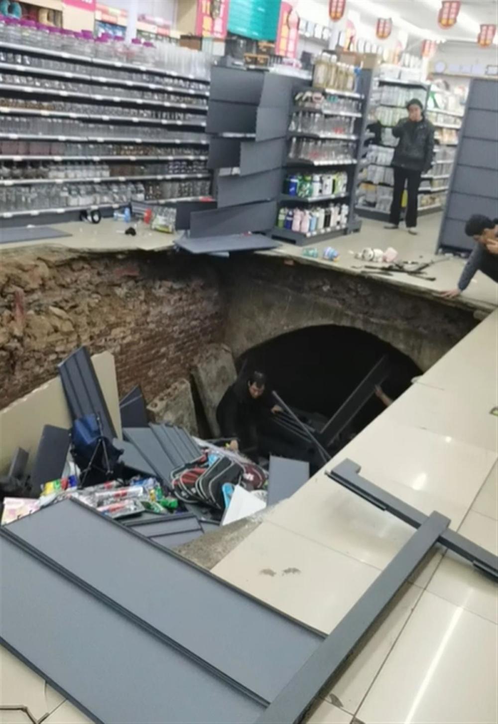 21點：河南一超市開業次日地麪塌出1米深大洞，塌陷位置地下疑爲暗渠